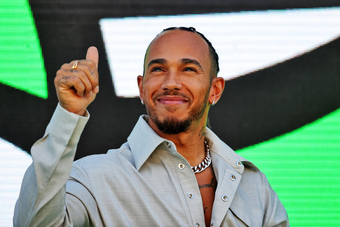 Hamilton compie 38 anni: dal calcio con Ashley Young alla F1