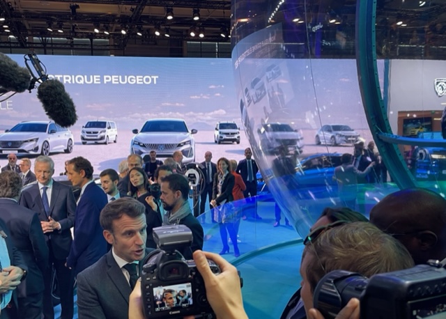 Auto elettriche a 100 euro al mese, Macron spinge gli EV a Parigi 2022