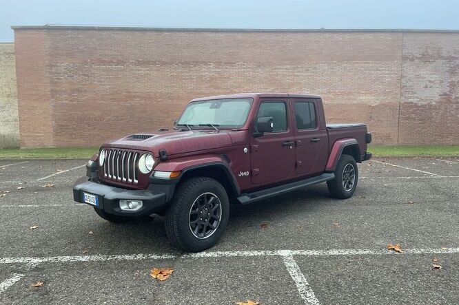 Jeep Gladiator, pick-up imponente: la prova