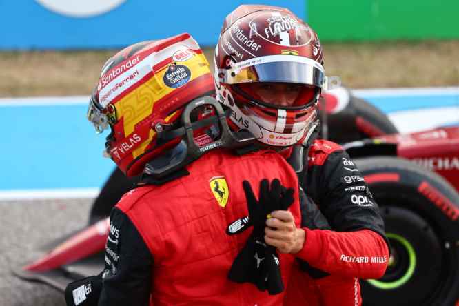 Leclerc chiede aiuto a Sainz: “Strategie diverse per pressare Perez”