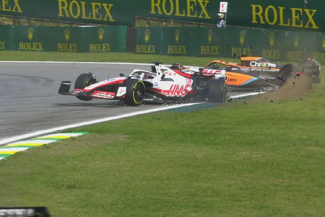 Magnussen abbandonato a bordo pista dopo il ritiro a Interlagos