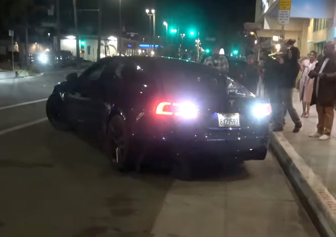 Jay Leno urta un’auto della polizia: parcheggiare non è il suo forte