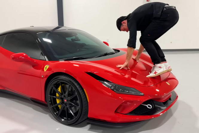 Influencer sfida Ferrari e distrugge una F8 Tributo