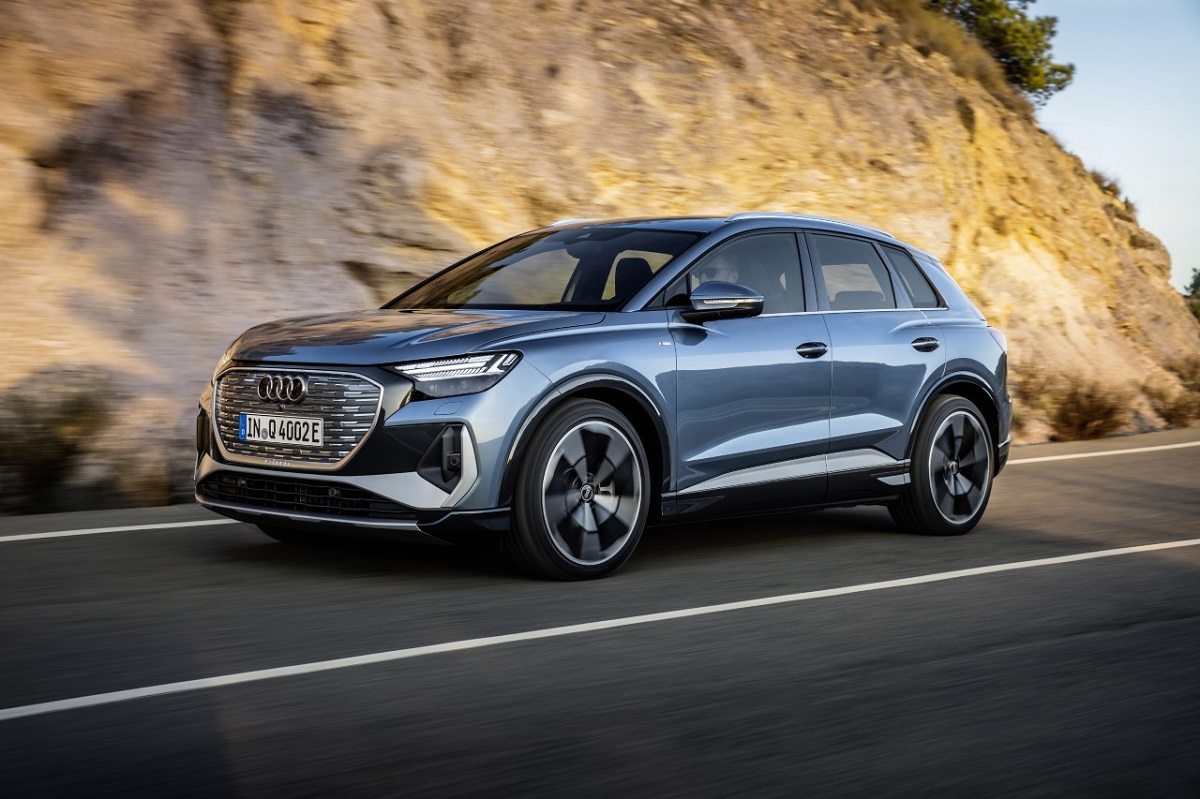 Audi Q4 e-tron impegnata su strada