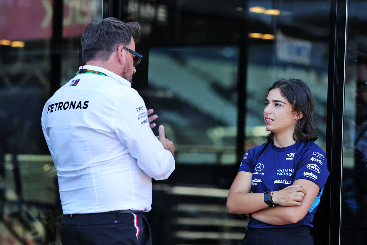 Jamie Chadwick dialoga con un tecnico Mercedes