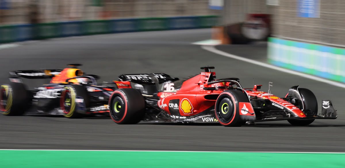 La Ferrari di Leclerc in battaglia con la Red Bull di Verstappen