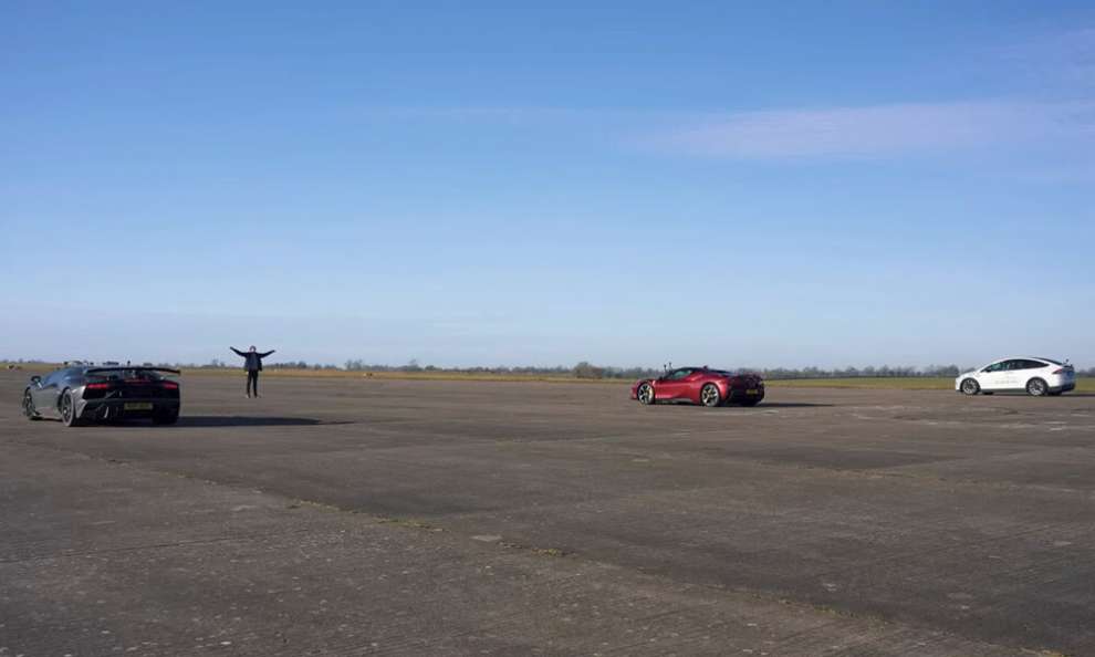 Ferrari SF90 Stradale, Model X Plaid e Aventador SVJ, sfida a tre