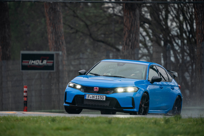 Honda Civic Type R 2023, animale da pista: la prova a Imola