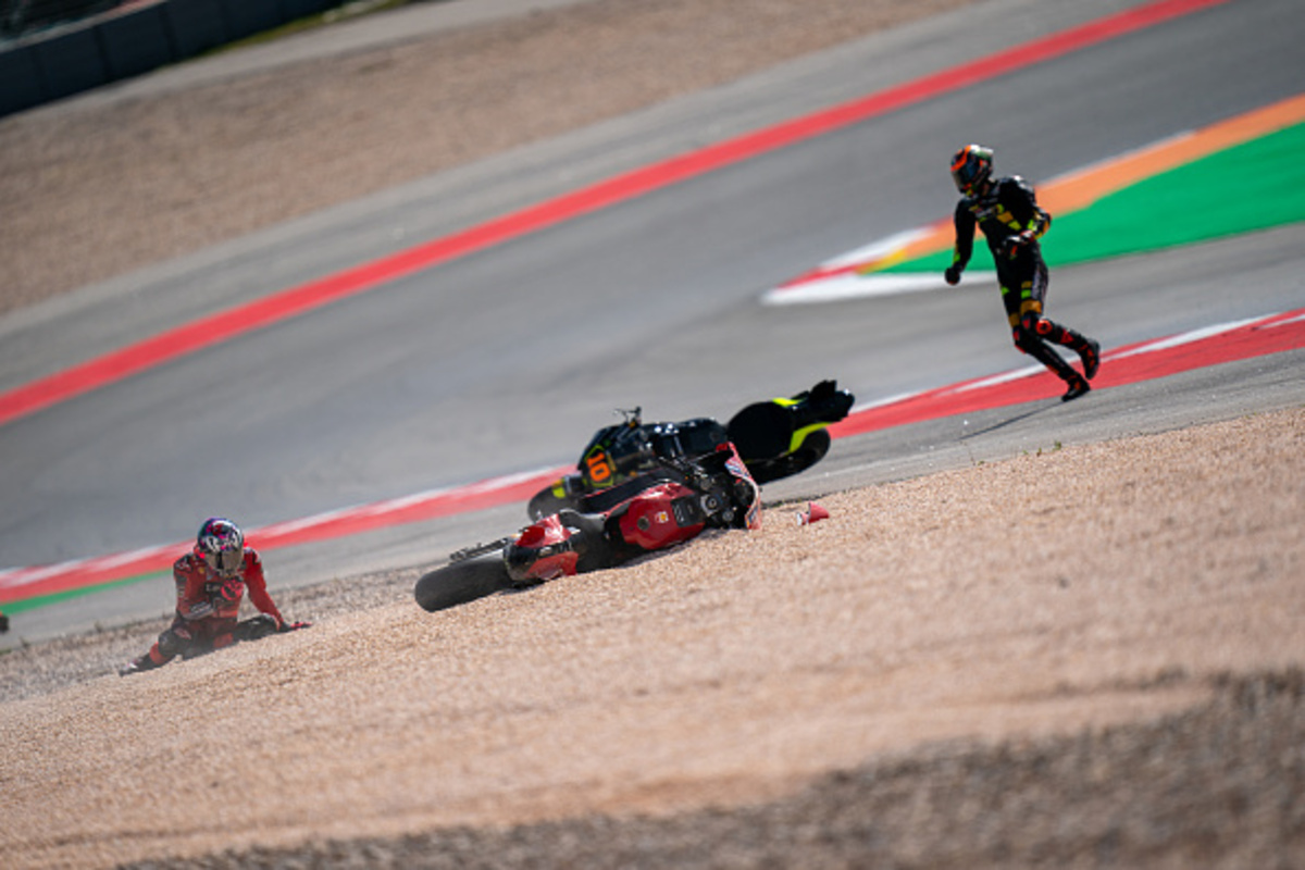 Luca Marini ed Enea Bastianini a terra dopo la caduta nella Sprint di Portimao