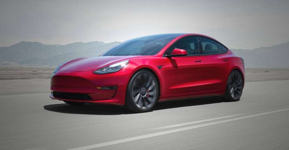 Tesla sale, ma non comanda: il mondo dell’auto nel 2022