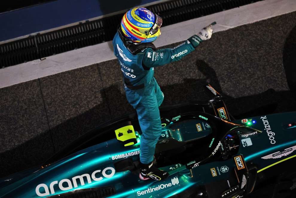 Fernando Alonso porta l'Aston Martin a podio in Bahrain