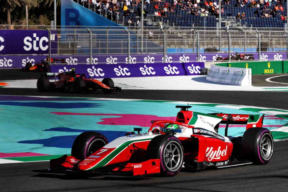 F2 / Arabia Saudita, Feature Race: Vesti vince, out Martins