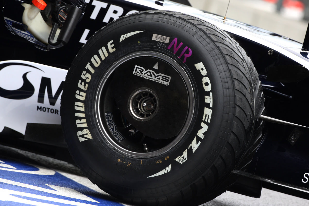 Резина формула. Бриджстоун ф1. Bridgestone Tyres f1 2010. Дождевые шины ф1. Бриджстоун Алонсо.