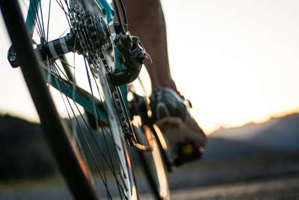 Uomo che pedala in sella alla sua bicicletta