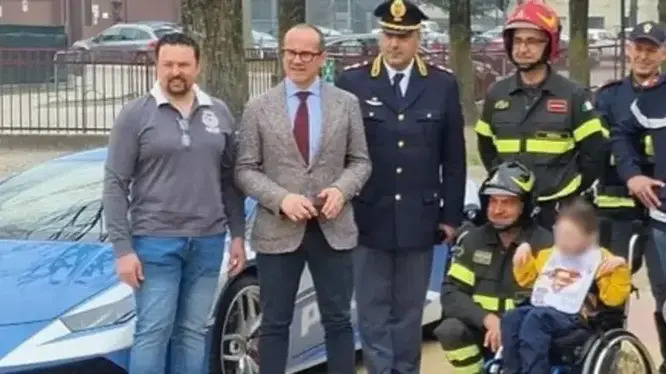 Lamborghini Huracan della Polizia accompagna un bambino a scuola