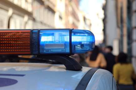 Sirene lampeggianti di un'auto della polizia