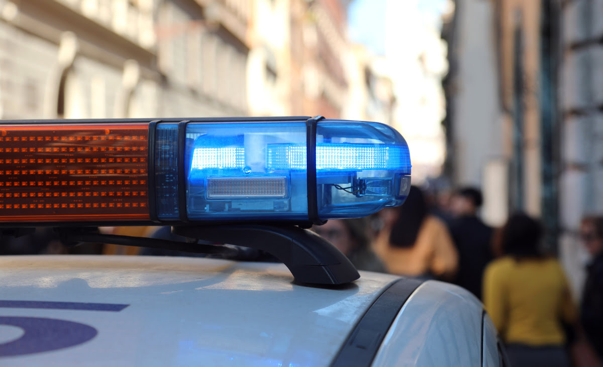 Sirene lampeggianti di un'auto della polizia