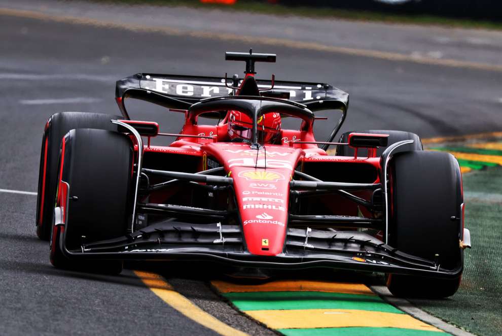 Leclerc con la Ferrari impegnato a Melbourne in Australia