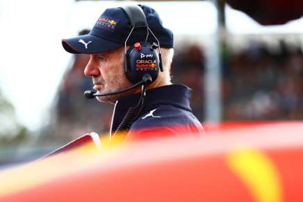 Adrian Newey pensieroso davanti a una Ferrari