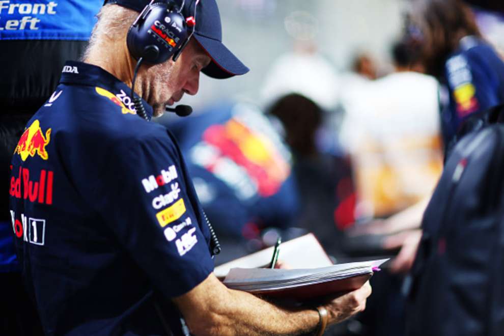 Newey immerso nel suo taccuino