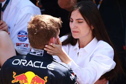 Verstappen festeggiato dalla compagna Kelly Piquet