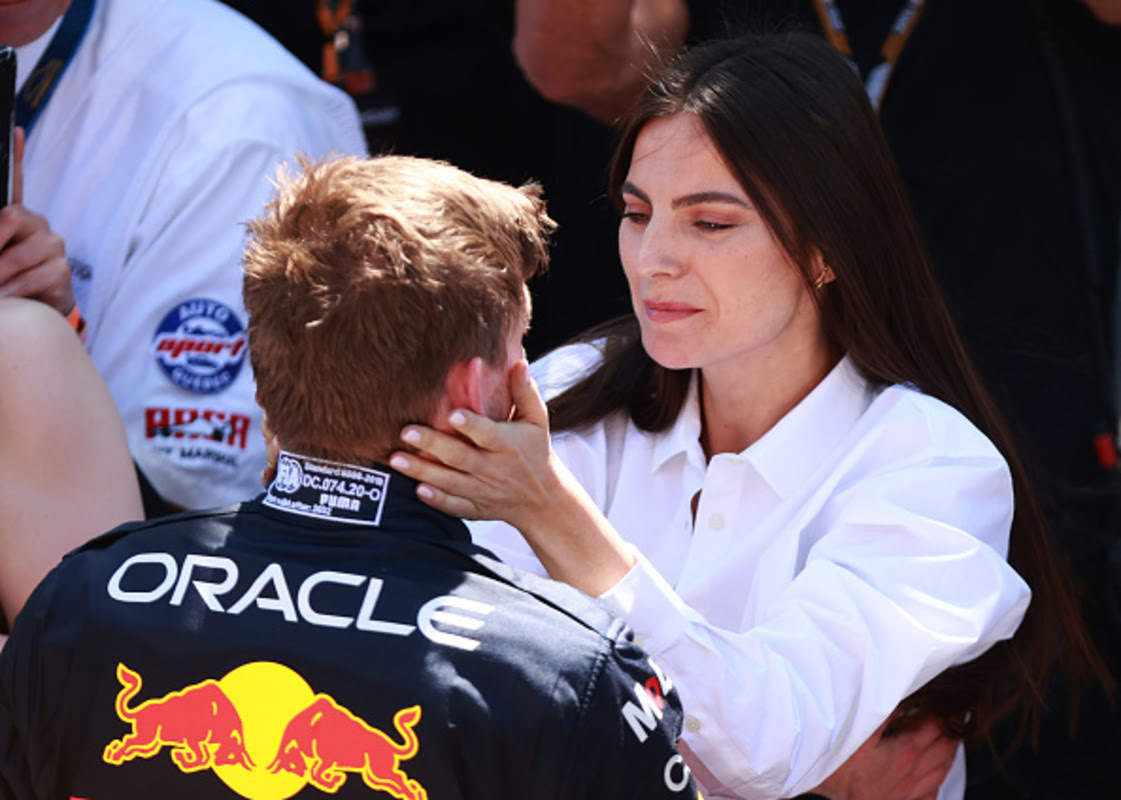 Verstappen festeggiato dalla compagna Kelly Piquet