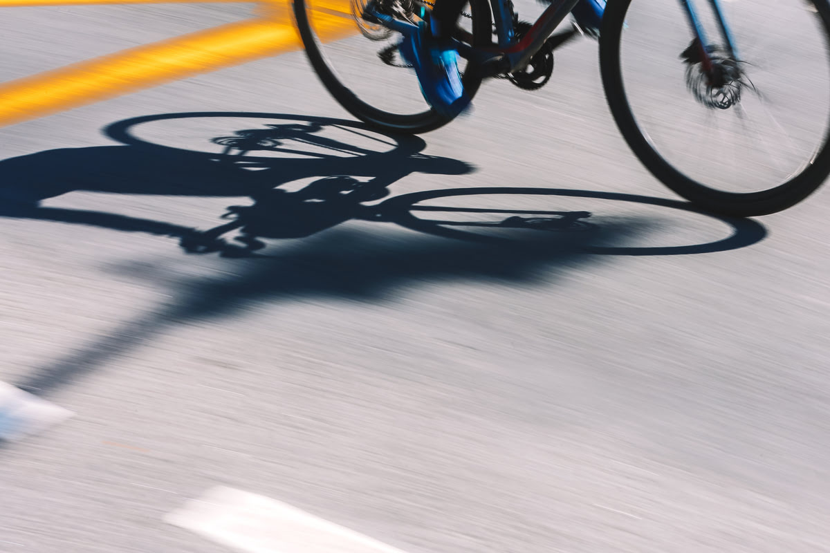 Una bicicletta che transita sulla strada