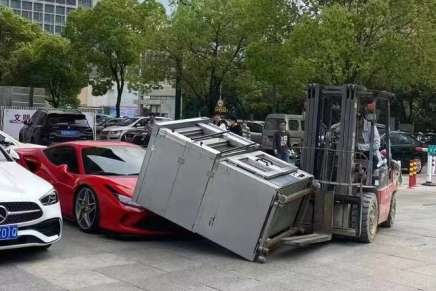 Incidente tra un muletto con carrello elevatore e una Ferrari F8 Tributo