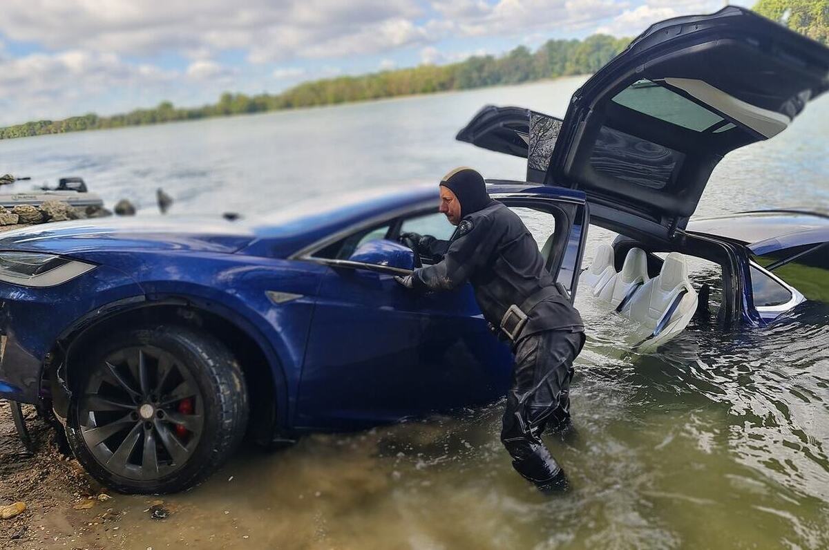 Il recupero di una Tesla Model X dopo che era affondata nel Danubio