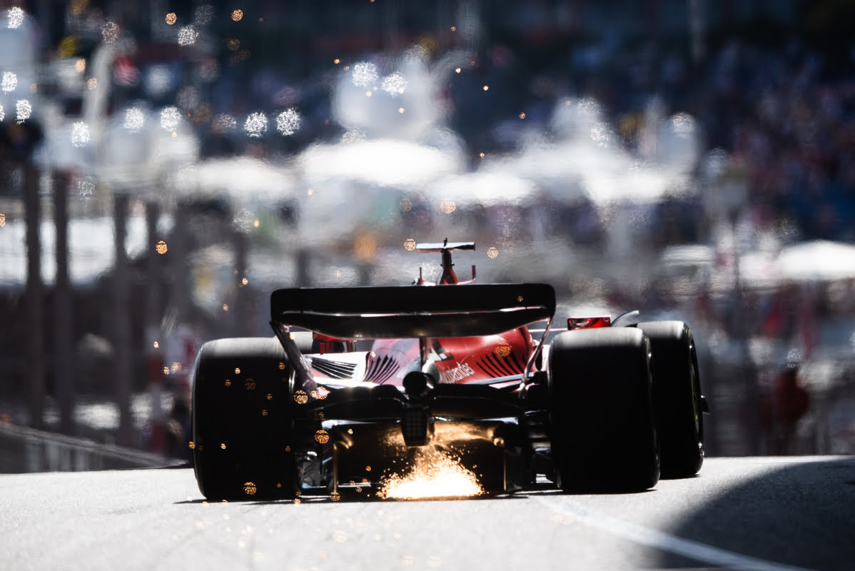 Leclerc sfreccia a Monaco con la Ferrari SF-23