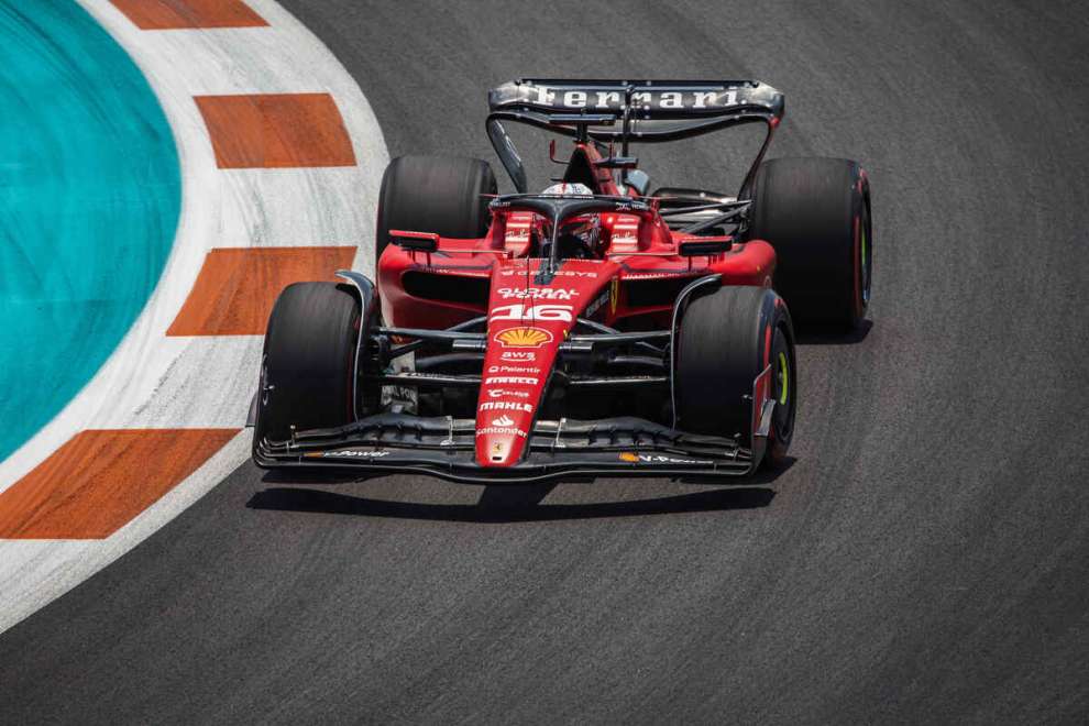 Leclerc sostituisce cambio, ala posteriore e fondo: nessuna penalità