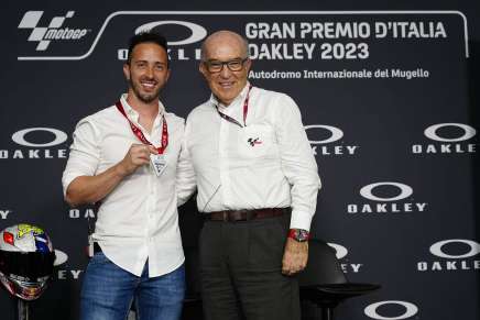 Carmelo Ezpeleta premia Andrea Dovizioso come MotoGP Legend