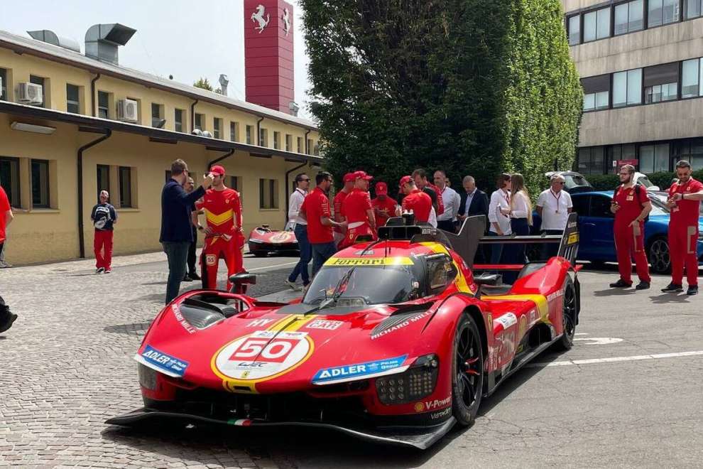 Ferrari abbraccia sé stessa