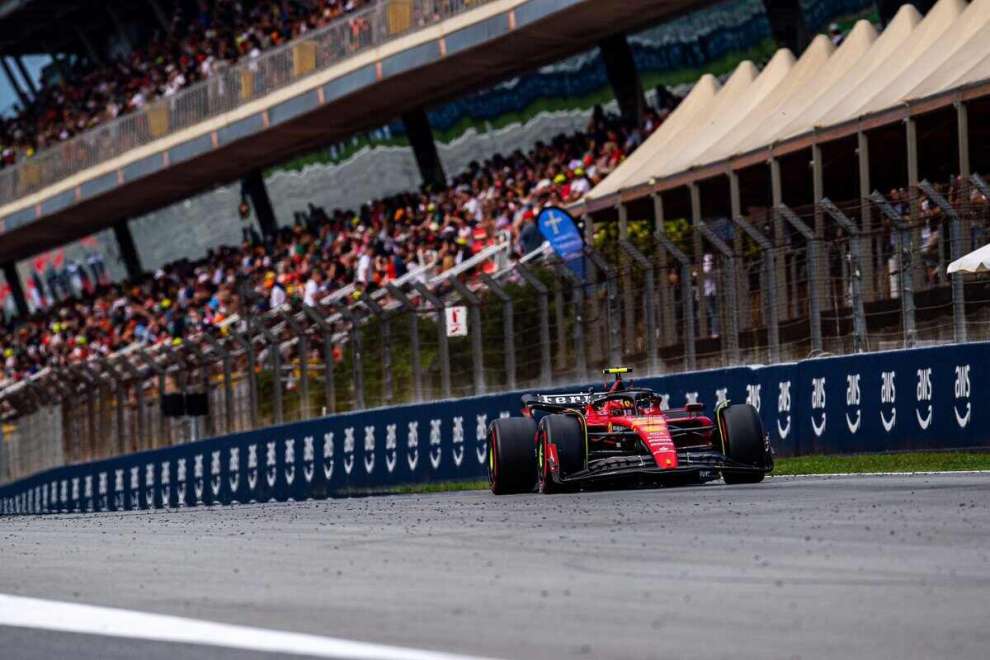 Sainz consola la Ferrari: “Estratto tutto il potenziale della vettura”