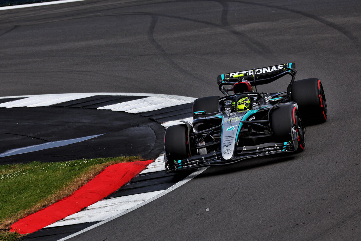Lewis Hamilton (Mercedes) sulla pista di Silverstone al volante della W15