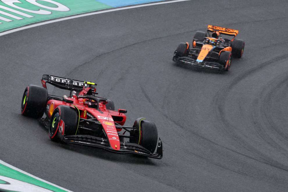 Sainz tiene la Ferrari a galla nell’acqua di Zandvoort