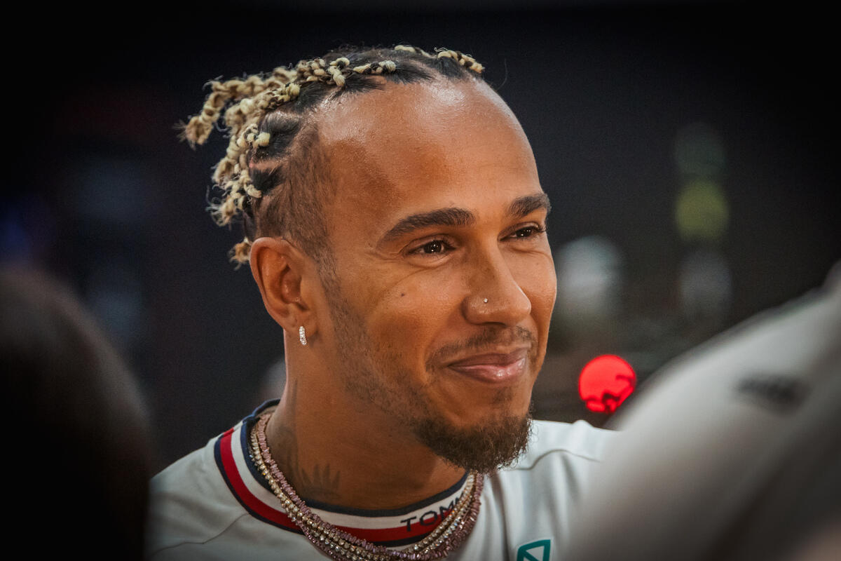 Hamilton scuote la F1: &#8220;Usiamo l&#8217;intelligenza artificiale per le penalità&#8221;