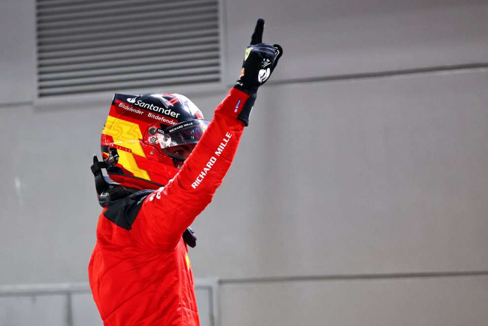 F1 / GP Singapore 2023, la griglia di partenza: Sainz fa il bis, Leclerc 3°. Red Bull affonda