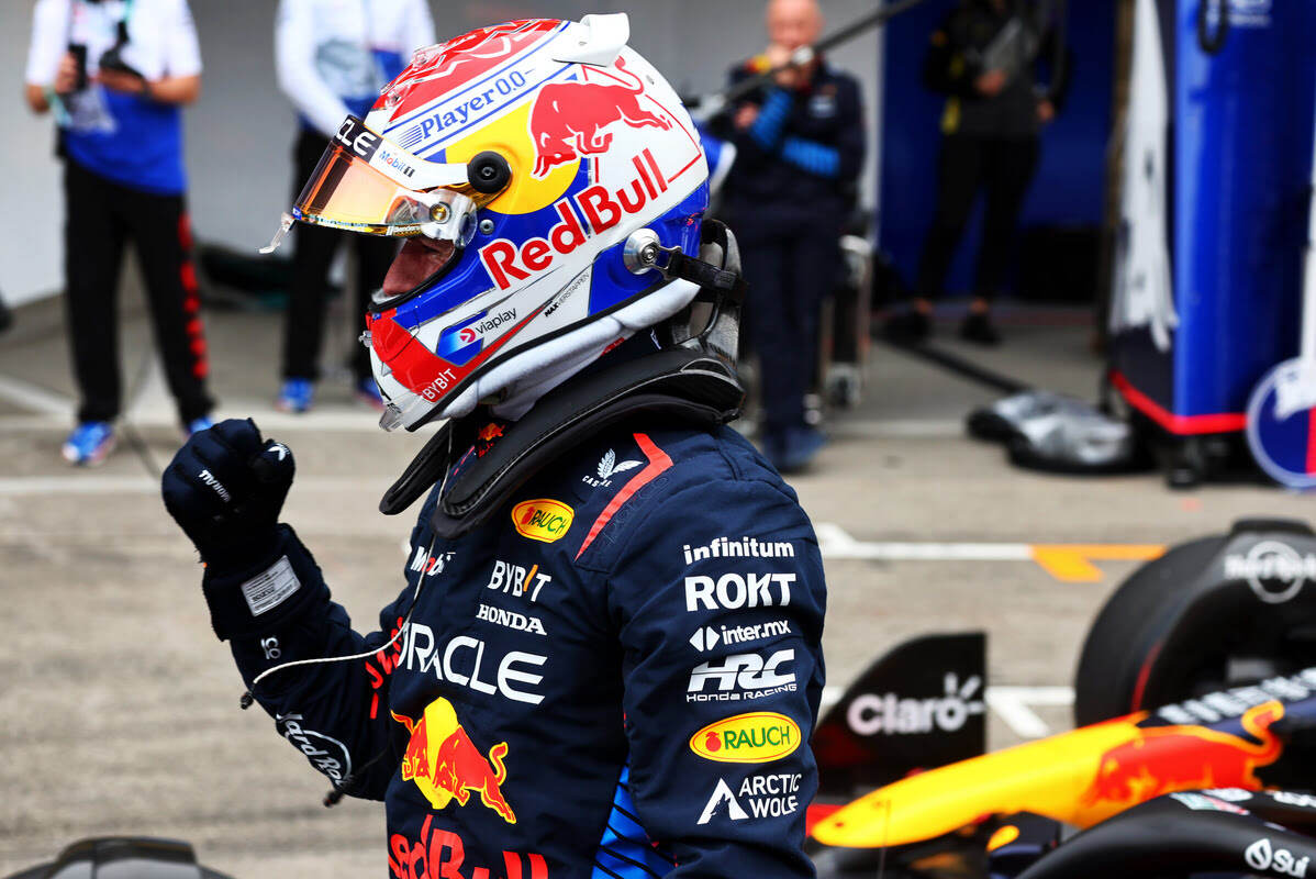 Max Verstappen festeggia dopo le qualifiche del GP del Giappone a Suzuka