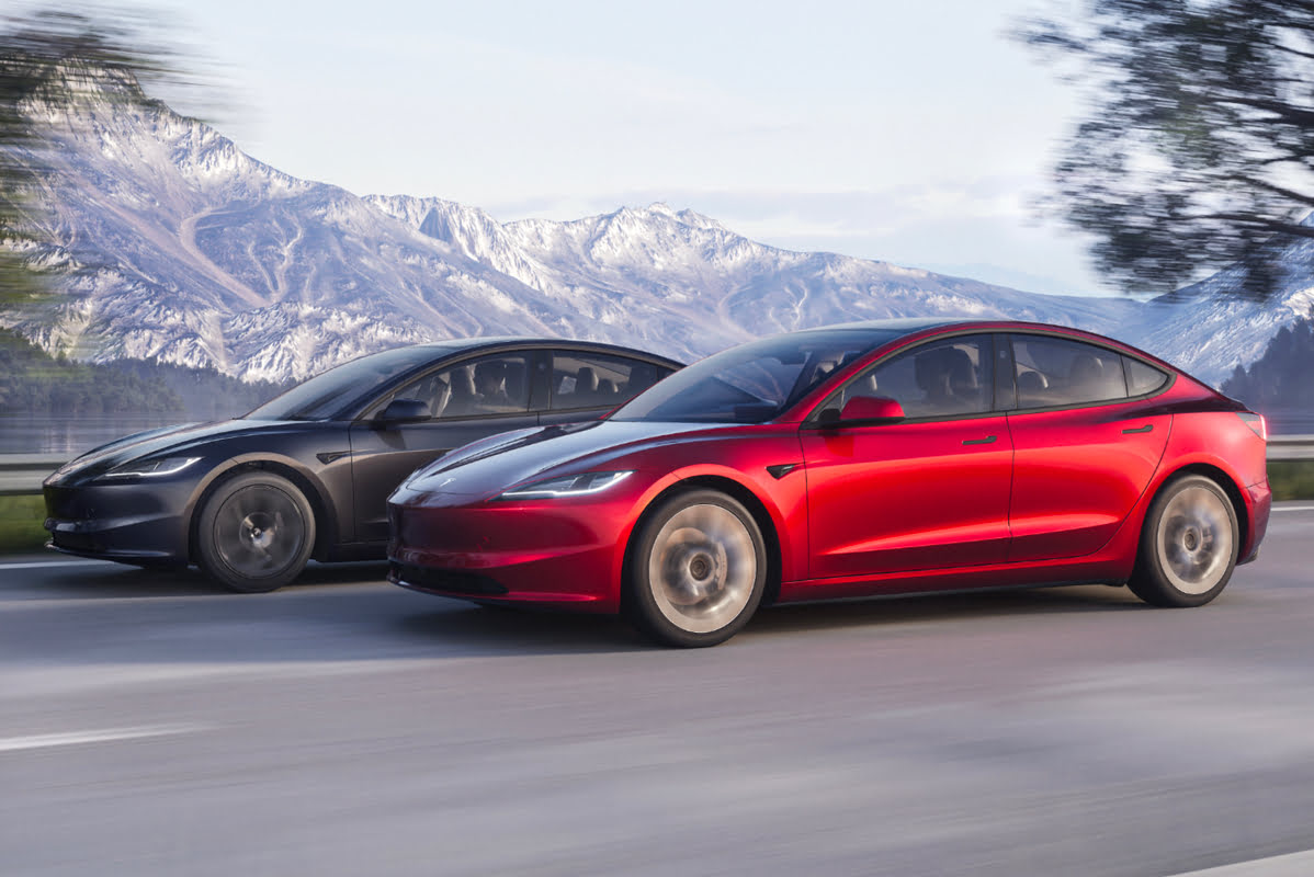 Due esemplari del restyling di Tesla Model 3 su strada