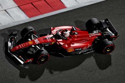 Leclerc con la Ferrari a Yas Marina