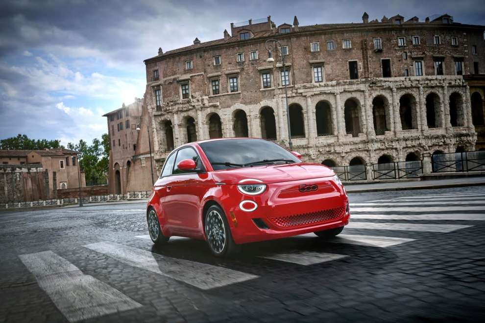 Fiat 500e per le strade di Roma