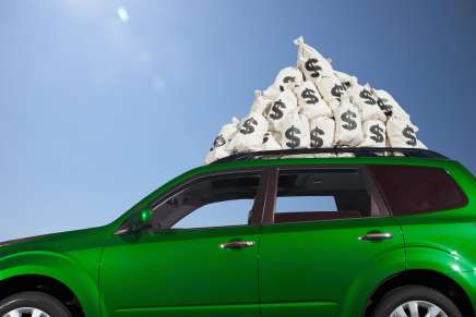 Alcuni sacchi di soldi sul tetto di un'auto
