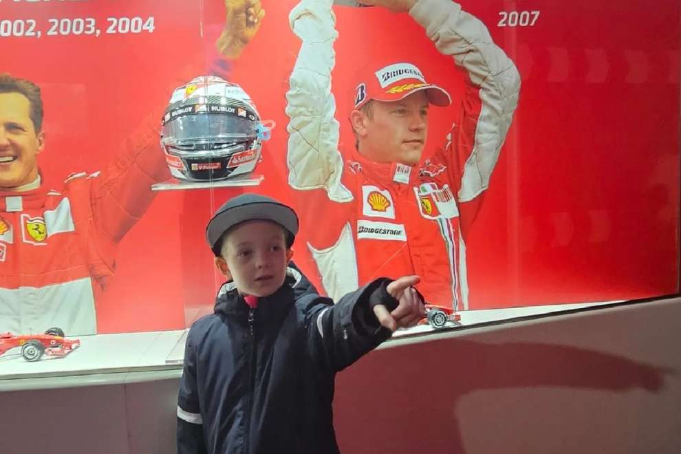 Robin Raikkonen a Maranello: foto di rito con la Ferrari di papà