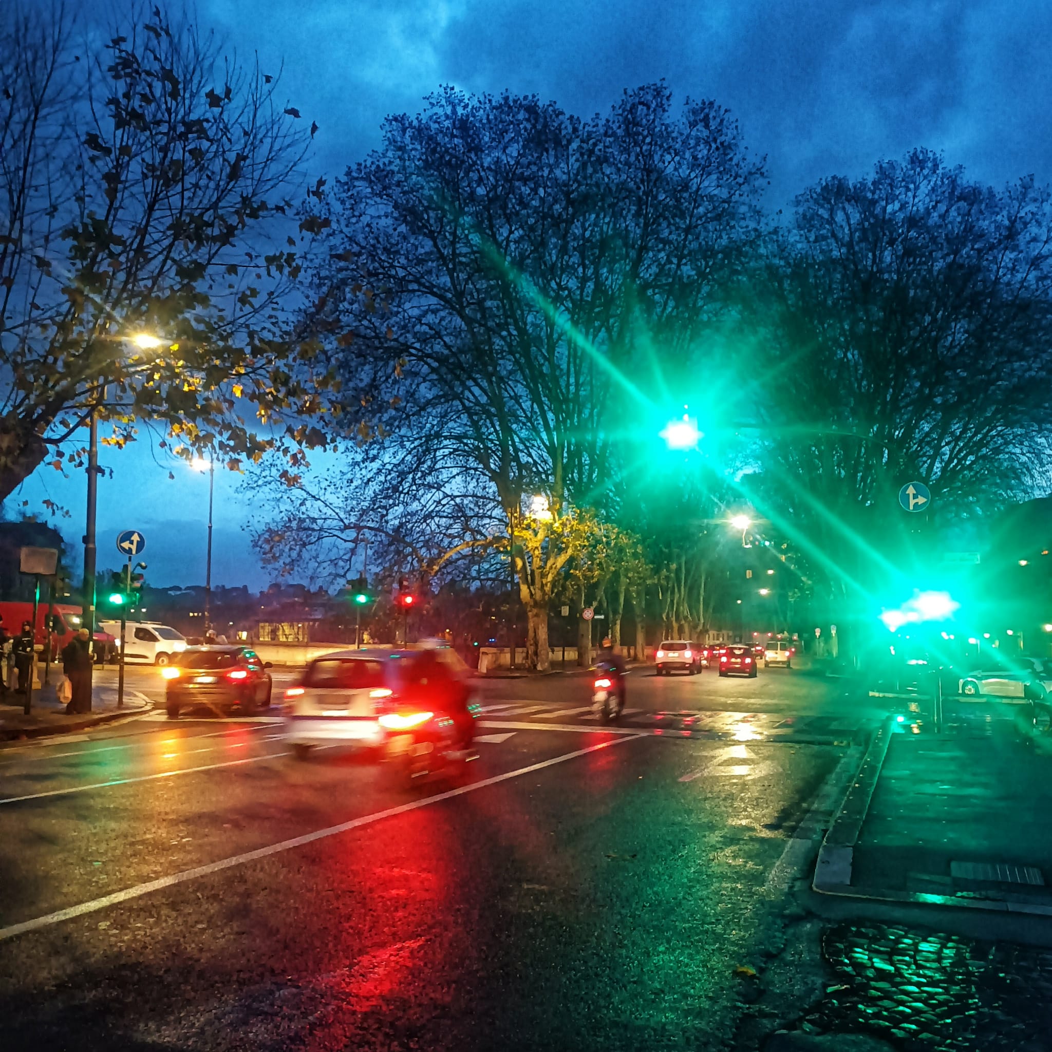 Traffico, le luci della notte: scatto d&#8217;autore