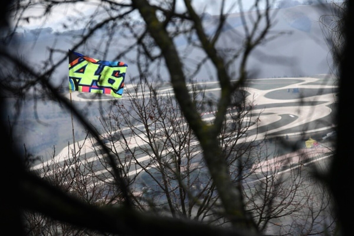 MotoGP / Rossi dedica il casco alla figlia in arrivo - VIDEO - Moto -  Motorsport