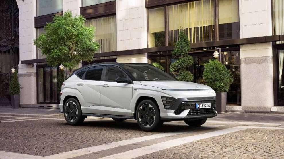 Hyundai taglia i prezzi di Kona EV: cresce anche l’autonomia