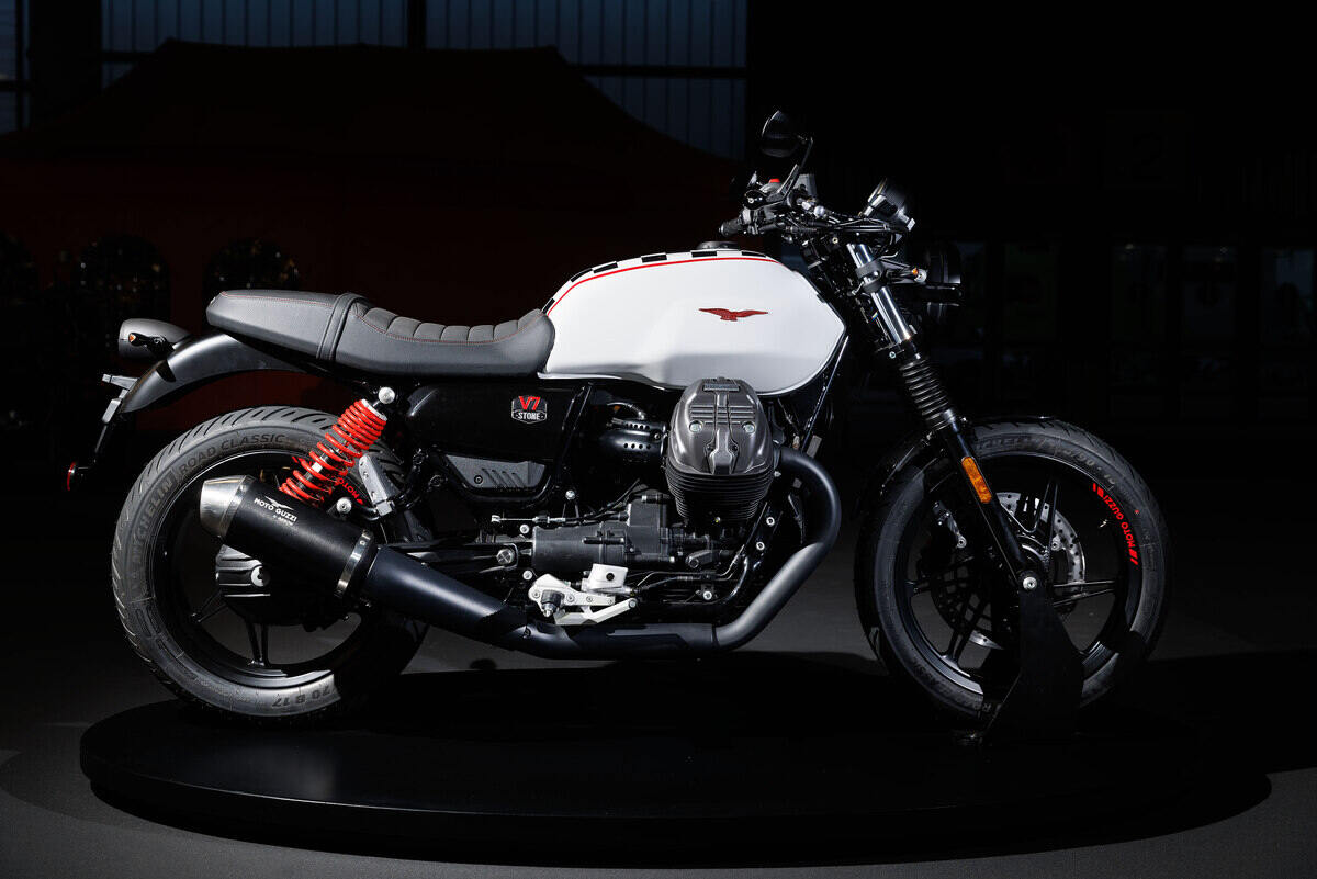 Moto Guzzi V7 Stone Ten: allestimento celebrativo per i 10 anni di The Clan  - Mondo Moto - AutoMoto