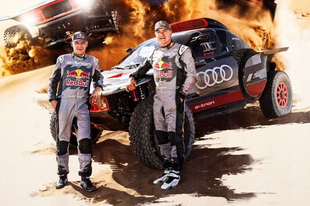 Carlos Sainz e Lucas Cruz consegnano ad Audi la Dakar 2024