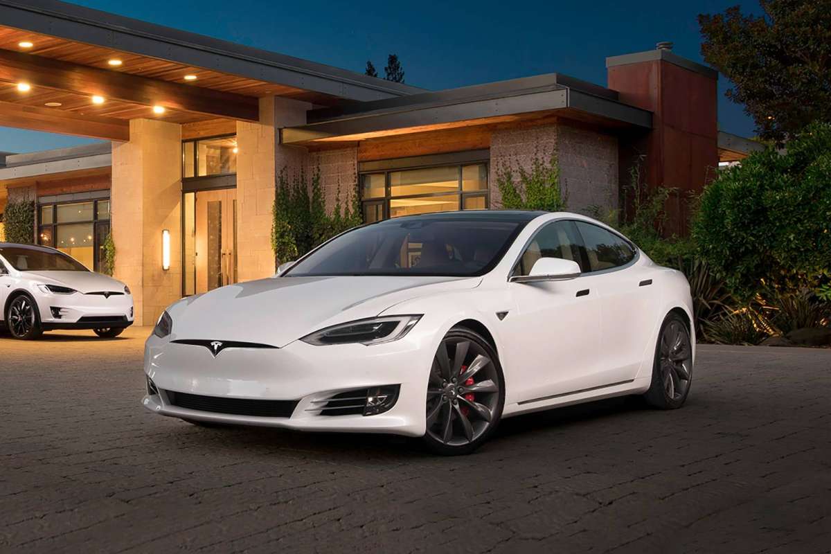 Un'auto elettrica Tesla Model S di colore bianco